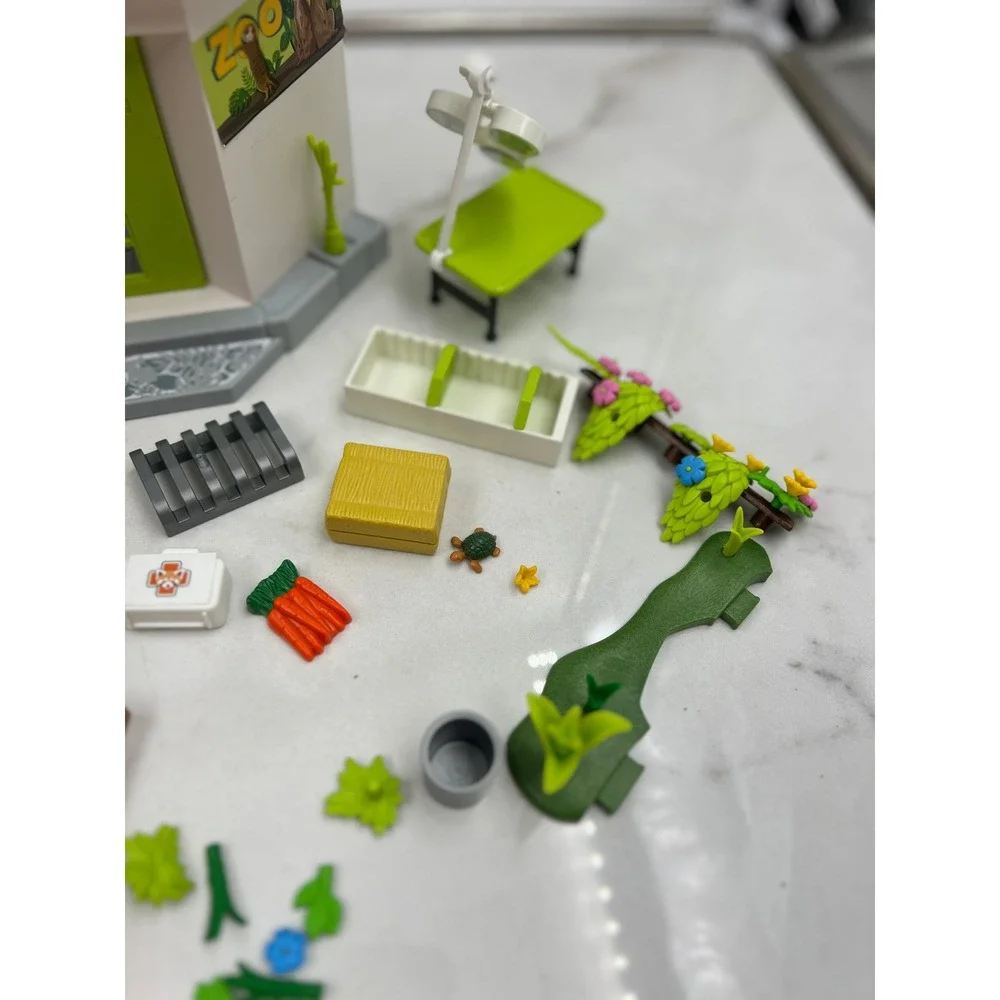 Playmobil Family Fun Zoo Vet Practice 70900 122pc Promo Pack Giraffe Monkeys Set